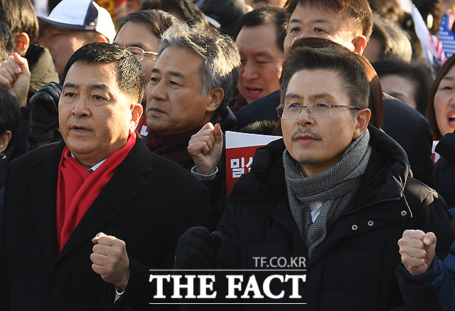 황교안 자유한국당 대표(오른쪽)와 심재철 원내대표가 14일 오후 서울 광화문광장에서 열린 문 정권 국정농단 3대 게이트 규탄 대회에 참석해 구호를 외치고 있다. /이새롬 기자