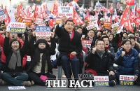 [TF포토] 광화문 광장서 구호 외치는 심재철-황교안