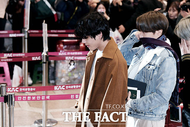 그룹 방탄소년단의 멤버 뷔가 15일 네이버 V라이브에서 사생팬과 관련한 고충을 털어놨다. /이선화 기자