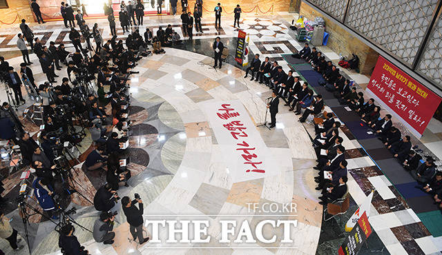 자유한국당 최고위원회의가 16일 오전 서울 여의도 국회 로텐더홀 앞에서 진행된 가운데 황교안 대표가 모두발언을 하고 있다. / 국회=배정한 기자