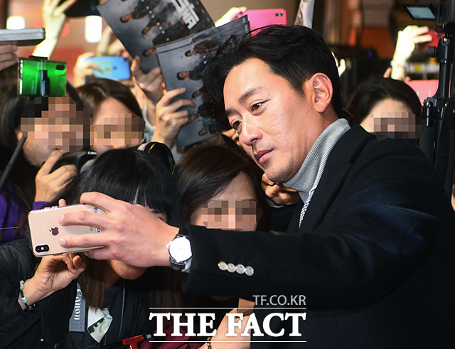 배우 하정우가 16일 오후 서울 송파구 롯데월드몰에서 열린 백두산 레드카펫 쇼케이스에 참석해 팬서비스를 하고 있다. /이동률 기자