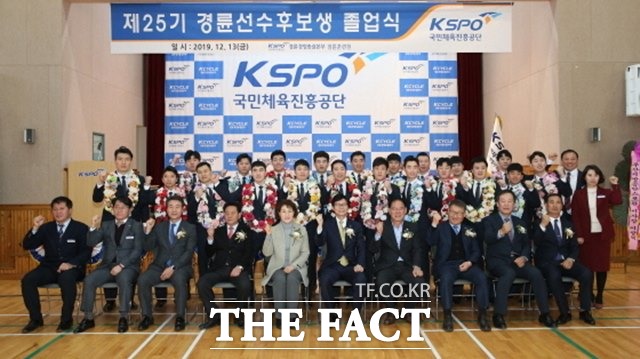 21명의 제25기 경륜선수 후보생들과 정병찬 총괄본부장(앞줄 오른쪽에서 다섯 번째) 등 관계자들이 졸업식 기념촬영을 하고 있다./경륜경정총괄본부 제공