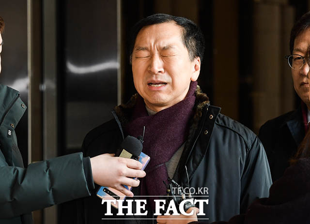 김기현 전 울산시장이 16일 오전 청와대 하명수사 의혹과 관련해 참고인 신분으로 조사받기 위해 서울중앙지방검찰청에 들어서며 취재진의 질문에 답하고 있다. /김세정 기자