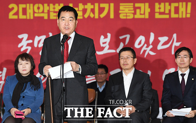 자유한국당 최고위원회의가 16일 오전 서울 여의도 국회 로텐더홀 앞에서 진행된 가운데 심재철 원내대표(왼쪽 두번째)가 모두발언을 하고 있다. / 국회=배정한 기자