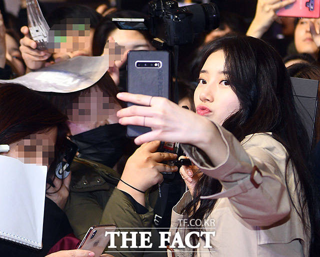 배우 수지가 16일 오후 서울 송파구 롯데월드몰에서 열린 백두산 레드카펫 쇼케이스에 참석해 팬서비스를 하고 있다. /이동률 기자