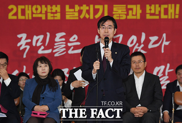 자유한국당 최고위원회의가 16일 오전 서울 여의도 국회 로텐더홀 앞에서 진행된 가운데 조경태 최고위원(가운데)이 발언을 하고 있다. / 국회=배정한 기자