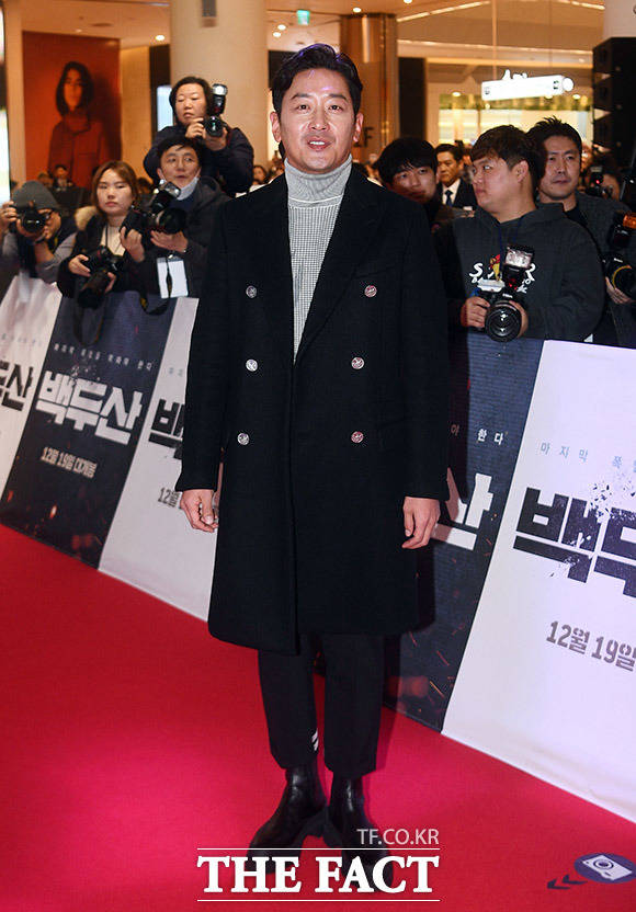 배우 하정우가 16일 오후 서울 송파구 롯데월드몰에서 열린 백두산 레드카펫 쇼케이스에 참석해 포즈를 취하고 있다. /이동률 기자