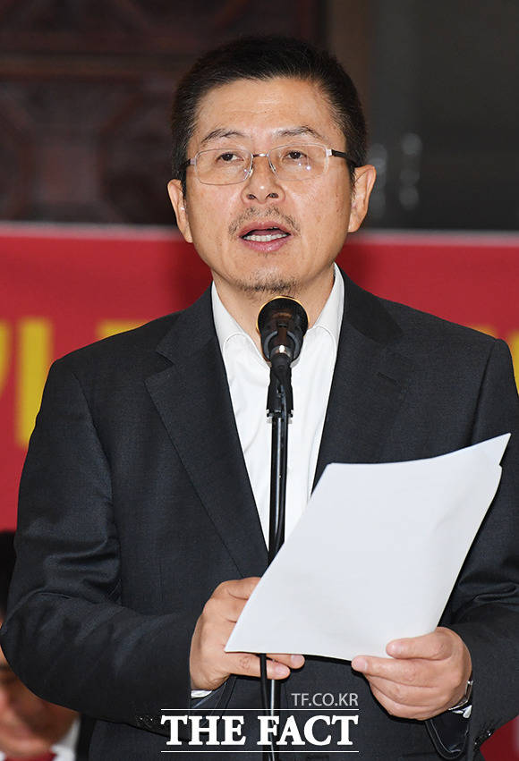 자유한국당 최고위원회의가 16일 오전 서울 여의도 국회 로텐더홀 앞에서 진행된 가운데 황교안 대표가 모두발언을 하고 있다. / 국회=배정한 기자