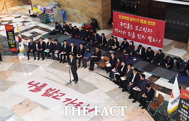 자유한국당 최고위원회의가 16일 오전 서울 여의도 국회 로텐더홀 앞에서 진행된 가운데 황교안 대표가 모두발언을 하고 있다. / 국회=배정한 기자