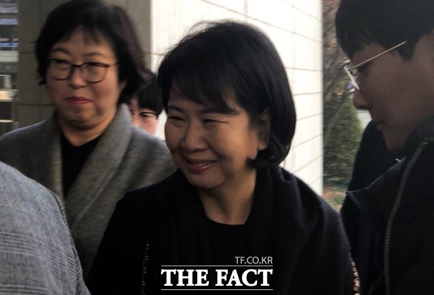 목포 부동산 투기 의혹을 받고 있는 손혜원 무소속 의원이 16일 오후 재판을 받기 위해 서울남부지법에 출석하고 있다. / 윤용민 기자