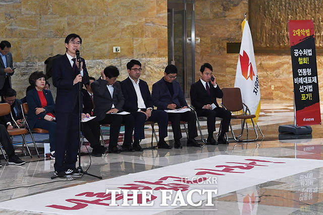 자유한국당 최고위원회의가 16일 오전 서울 여의도 국회 로텐더홀 앞에서 진행된 가운데 조경태 최고위원이 발언을 하고 있다. / 국회=배정한 기자