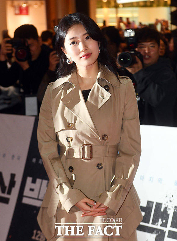 배우 수지가 16일 오후 서울 송파구 롯데월드몰에서 열린 백두산 레드카펫 쇼케이스에 참석해 포즈를 취하고 있다. /이동률 기자