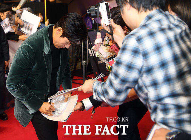 배우 이병헌이 16일 오후 서울 송파구 롯데월드몰에서 열린 백두산 레드카펫 쇼케이스에 참석해 팬서비스를 하고 있다. /이동률 기자