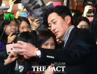 [TF포토] 하정우, '특급 팬서비스'