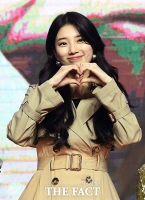 [TF포토] 수지, '사랑스러운 손하트'