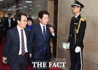 [TF포토] 의장실 들어서는 이인영 더불어민주당 원내대표