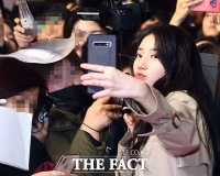 [TF포토] 수지, '여신의 팬서비스'