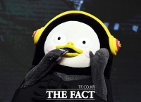 [TF포토] 펭수, '마이크까지 씹어먹는 에너지'