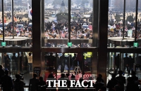 [TF포토] 국회 본관 진입 시도하는 우리공화당 지지자들