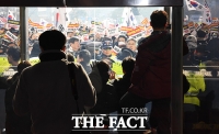 [TF포토] 국회 진입 시도하는 보수정당 지지자들