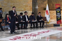 [TF포토] 로텐더홀에서 발언하는 조경태 최고위원