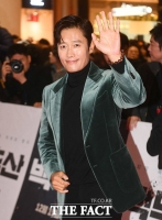 [TF포토] 이병헌, '꿀 떨어지는 손인사'