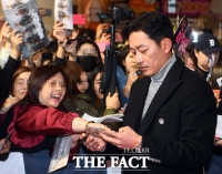 [TF포토] 하정우, '최선을 다하는 팬서비스'