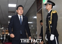 [TF포토] 의장실 들어서는 오신환 바른미래당 원내대표