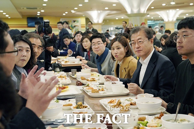 문재인 대통령이 17일 오후 서울 구로구의 에이스하이엔드타워 구내식당을 찾아 직장인들과 오찬을 함께 하며 애로사항을 청취하고 있다. /청와대 제공