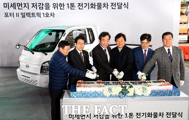 김경호 서울시농수산식품공사 사장, 조명래 환경부장관, 이낙연 국무총리, 1호차 주인공 박내옥 씨, 공영운 현대자동차 사장, 한국농산물중도매인조합연합회 이현구 회장(왼쪽부터)이 포터II 일렉트릭 1호차 전달식에서 기념촬영을 하고 있다. /현대차 제공