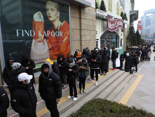 롯데백화점은 다양한 행사를 기획하고 있다. 사진은 지난 9일 서울 소공동 롯데백화점 본점 앞에서 ‘JW앤더슨X컨버스’의 ‘런스타하이크’ 스니커즈를 사려는 고객들이 줄을 서 있는 모습. /롯데백화점 제공