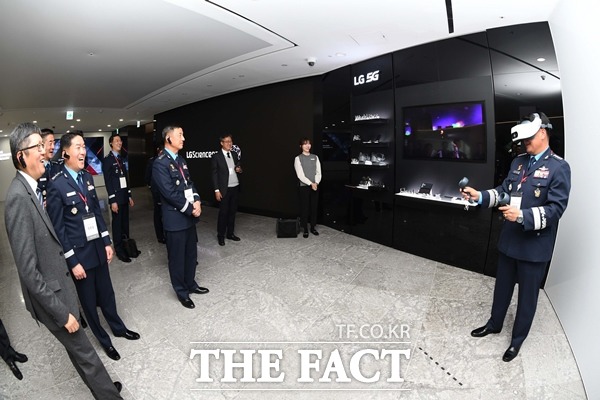 LG유플러스와 공군사관학교는 5G 기반의 스마트 캠퍼스를 구축한다. 사진은 박인호 공군사관학교장이 LG사이언스파크에서 LG유플러스의 5G VR 콘텐츠를 체험하는 모습. /LG유플러스 제공