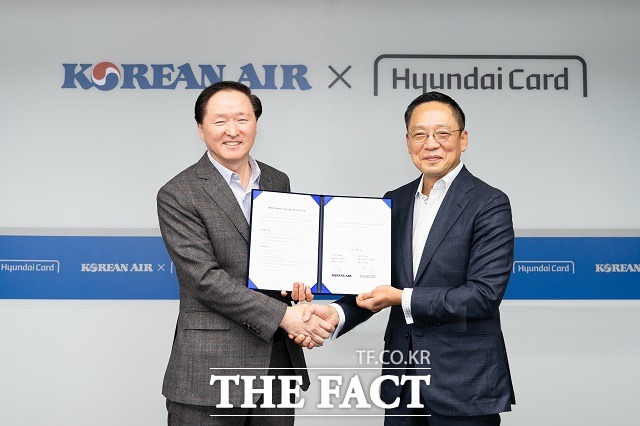 대한항공이 현대카드와 대한항공 카드 출시를 위한 상업자 표시 신용카드 파트너십 계약을 맺었다고 17일 밝혔다. 우기홍 대한항공 대표이사 사장(왼쪽)과 정태영 현대카드 부회장(오른쪽) /대한항공 제공