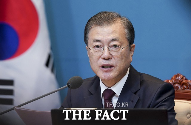 문재인 대통령은 17일 청와대에서 주재한 국무회의에서 블랙아이스 현상이 생길 가능성이 높은 도로 구간부터 우선적으로 안전 대책을 강구해주길 바란다라고 지시했다. /청와대 제공