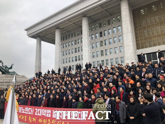 자유한국당은 17일에도 국회 본청 앞에서 선거법과 공수처법 규탄 집회을 열고 문재인 대통령과 더불어민주당을 향한 비판 수위를 높였다. 규탄 집회 중인 한국당 의원들과 지지자들. /국회=문혜현 기자