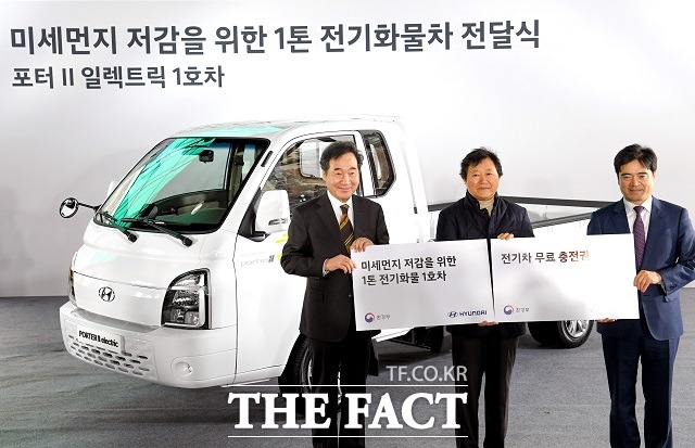 현대차는 17일 서울시 송파구에 있는 가락시장에서 자사 최초 친환경 소형 트럭 포터II 일렉트릭 1호차 주인공인 박내옥 씨(가운데)에게 차량을 전달했다고 밝혔다. /현대차 제공
