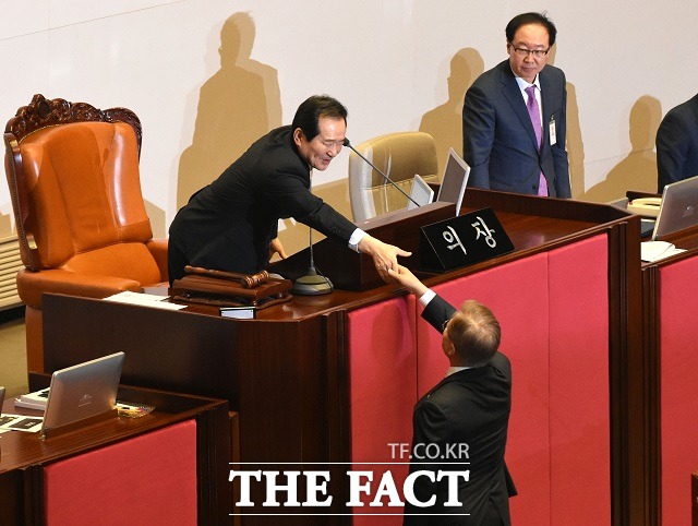 문재인 대통령이 17일 현 정부 제2대 국무총리 후보자로 정세균 전 국회의장을 지명한 가운데 보수 야당을 중심으로 삼권분립 원칙을 훼손했다는 비판이 나온다. 사진은 문 대통령이 2017년 6월 국회 본회의장에서 시정연설을 한 뒤 정세균 당시 의장과 악수하는 모습. /이새롬 기자