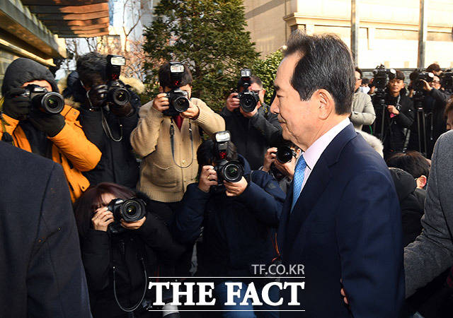 정세균 국무총리 후보자가 18일 오전 서울 종로구 금융감독원 연수원에 마련된 후보자 사무실로 출근하고 있다. /이동률 기자