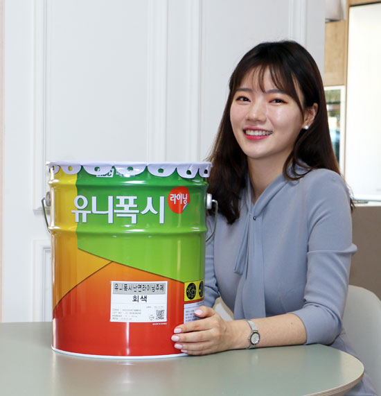 KCC의 유니폭시 난연 라이닝으로 바닥을 도장하면 화재 발생 시 불이 바닥 면으로 옮겨 붙어도 잘 연소되지 않기 때문에 불길이 바닥을 타고 번지는 것을 막을 수 있다. /KCC 제공