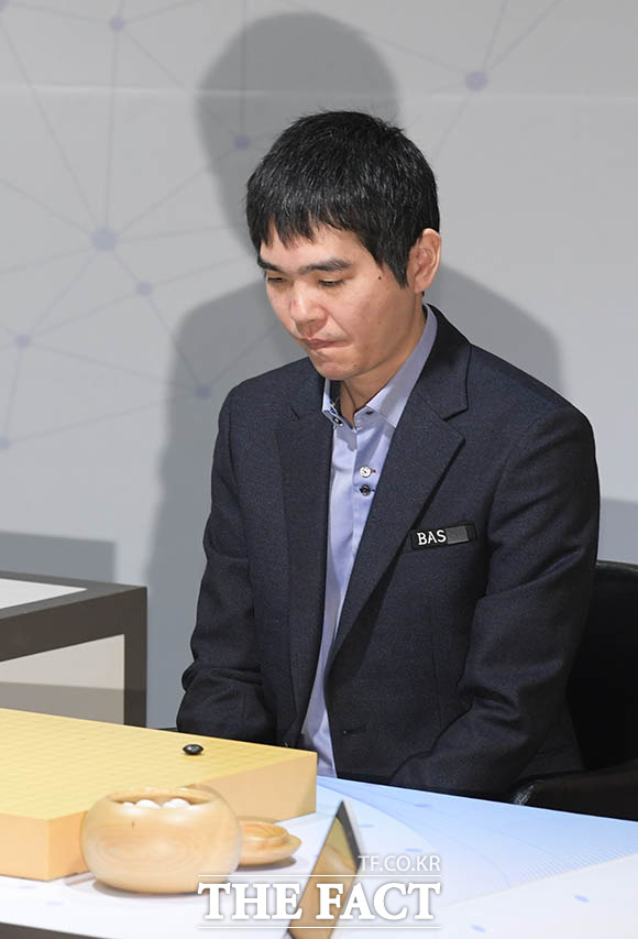 최근 은퇴를 선언한 프로바둑 기사 이세돌 9단이 18일 오전 서울 강남구 도곡동 바디프랜드 사옥에서 열린 바디프랜드 브레인마사지 배 이세돌 vs 한돌의 대국을 펼치고 있다. /김세정 기자