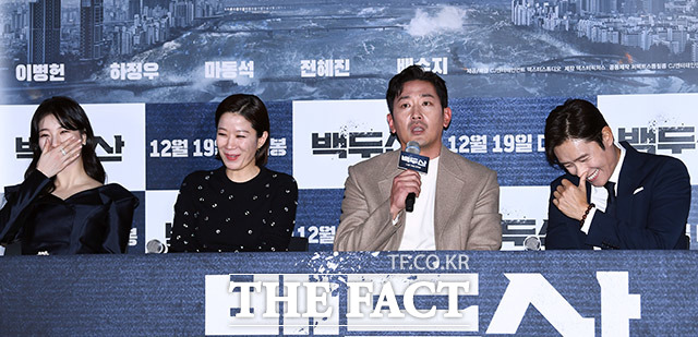 하정우(왼쪽에서 세 번째)의 재치있는 답변에 웃음 터진 배우들의 모습. /이동률 기자