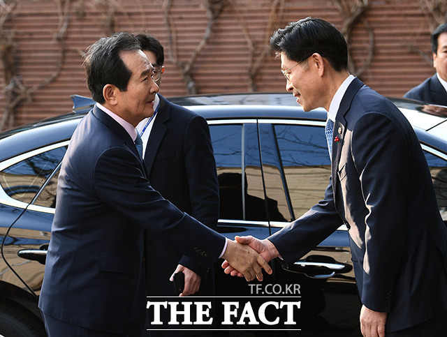 정세균 국무총리 후보자(왼쪽)가 18일 오전 서울 종로구 금융감독원 연수원으로 출근하기에 앞서 노형욱 국무조정실장과 인사를 나누고 있다. /이동률 기자