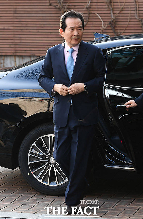 정세균 국무총리 후보자가 18일 오전 서울 종로구 금융감독원 연수원에 마련된 후보자 사무실로 출근하고 있다. /이동률 기자