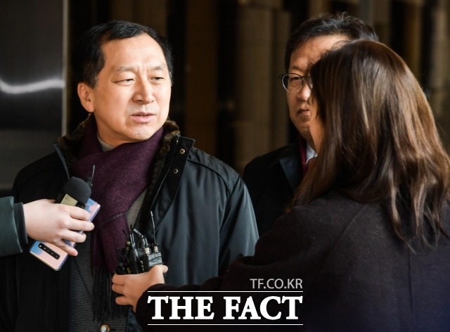 김기현 전 울산시장이 지난 16일 오전 청와대 하명수사 의혹과 관련해 참고인 신분으로 조사받기 위해 서울 서초구 서울중앙지방검찰청에 들어서고 있다. /김세정 기자