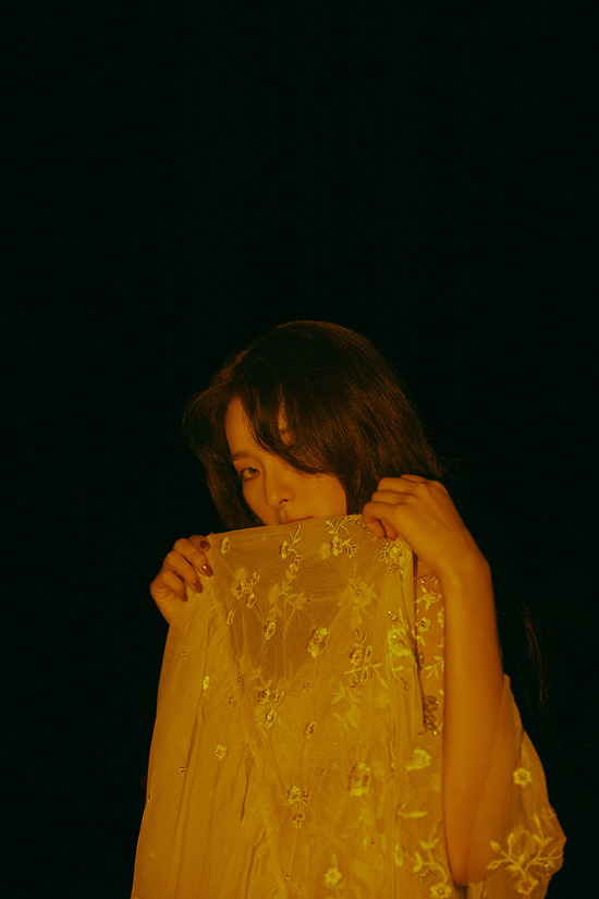 SM엔터테인먼트는 예리와 웬디에 이어 18일 슬기의 티저 이미지를 공개했다. 시크한 눈빛과 몽환적인 분위기가 시선을 사로잡는다. /SM엔터 제공