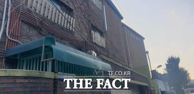 목3동 가로주택정비사업지 입주민들이 단지 내 J빌라 준공으로 인해 사업이 좌초될까 우려하고 있다. 사진은 노후도가 심각해 안전진단을 앞두고 있는 사업지 내 D빌라의 모습. /윤정원 기자