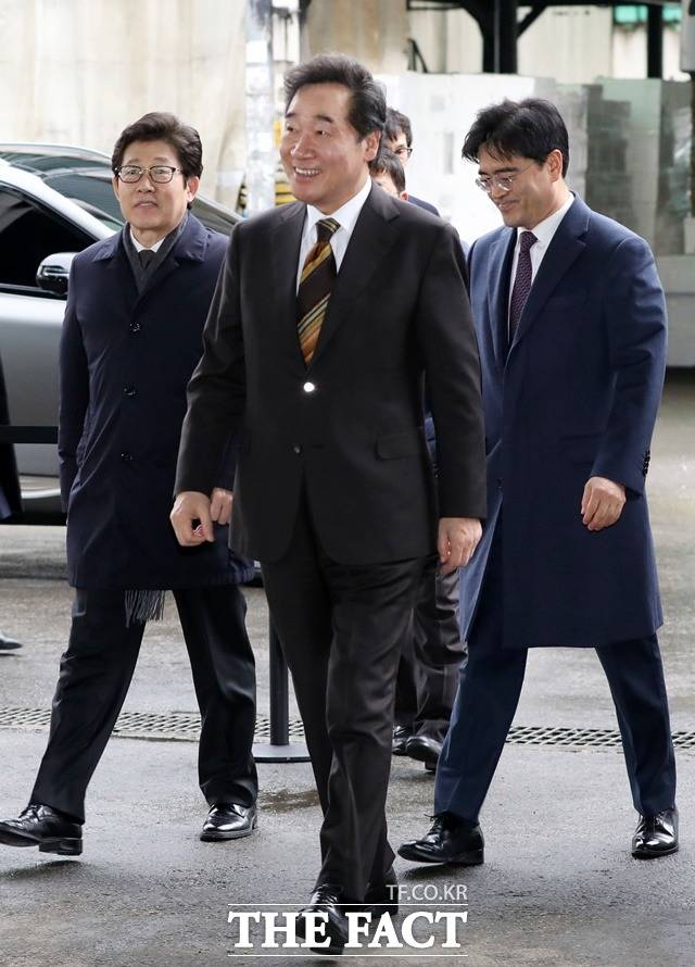 이낙연 국무총리가 후임자로 정세균 전 국회의장이 지명된 것에 대해 국민과 대통령께 고맙다는 소감을 밝혔다. 이 총리가 17일 오후 서울 송파구 가락동 농수산물도매시장에서 열린 미세먼지 저감을 위한 1톤 전기화물차 전달식 참석하는 모습. /뉴시스