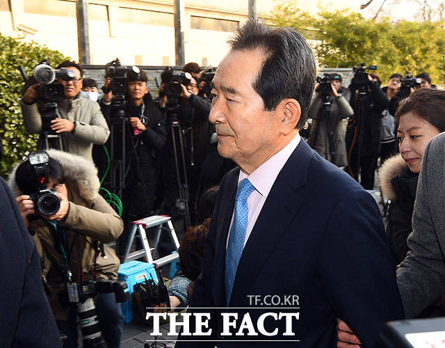 정세균 국무총리 후보자가 18일 오전 서울 종로구 금융감독원 연수원에 마련된 후보자 사무실로 출근하고 있다. /이동률 기자