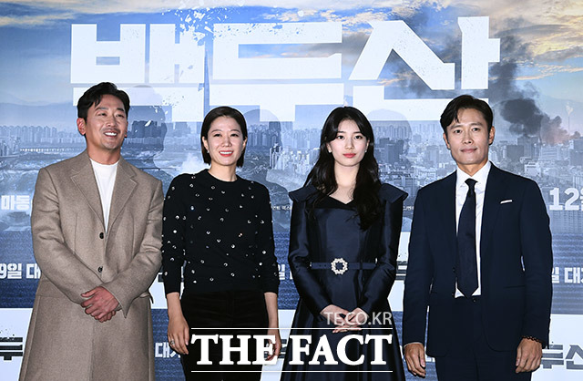 배우 하정우와 전혜진, 수지, 이병헌(왼쪽부터)이 18일 오후 서울 용산구 CGV 용산아이파크몰에서 열린 영화 백두산의 언론시사회에 참석해 포즈를 취하고 있다. /이동률 기자