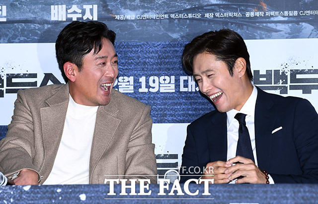 배우 하정우(왼쪽)와 이병헌이 18일 오후 서울 용산구 CGV 용산아이파크몰에서 열린 영화 백두산의 언론시사회에 참석하고 있다. /이동률 기자